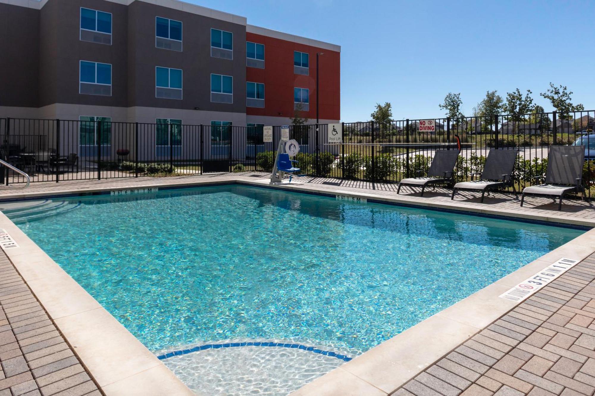 Holiday Inn Express & Suites Leander By Ihg Exterior photo